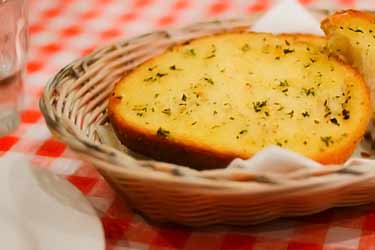 garlic bread in basket on table