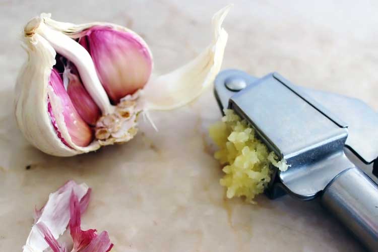 crushed raw garlic